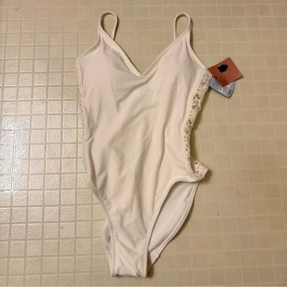 Women's Crochet Side Panel Coverage One Piece Swimsuit Shade and Shore Size M - Picture 4 of 8